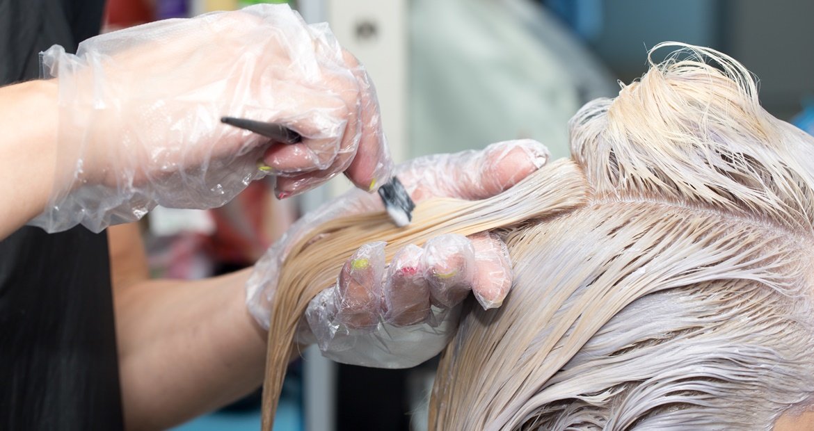 Diferenças entre pó descolorante e água oxigenada